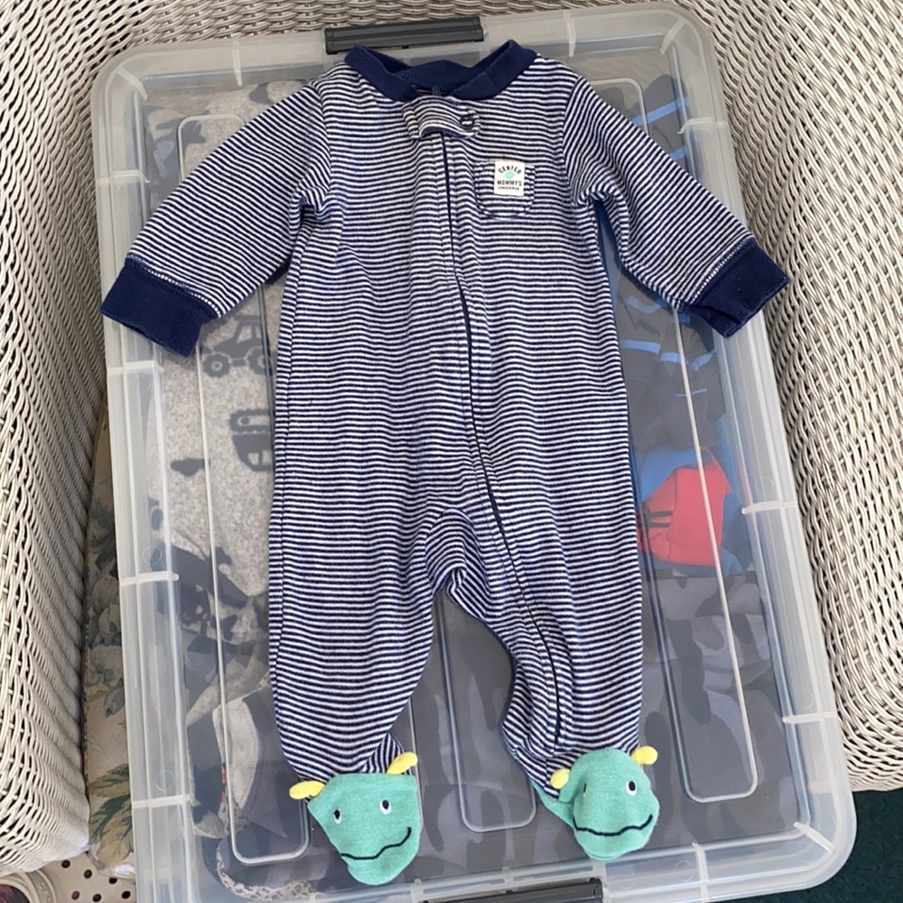 Long sleeve footsie with zip closure